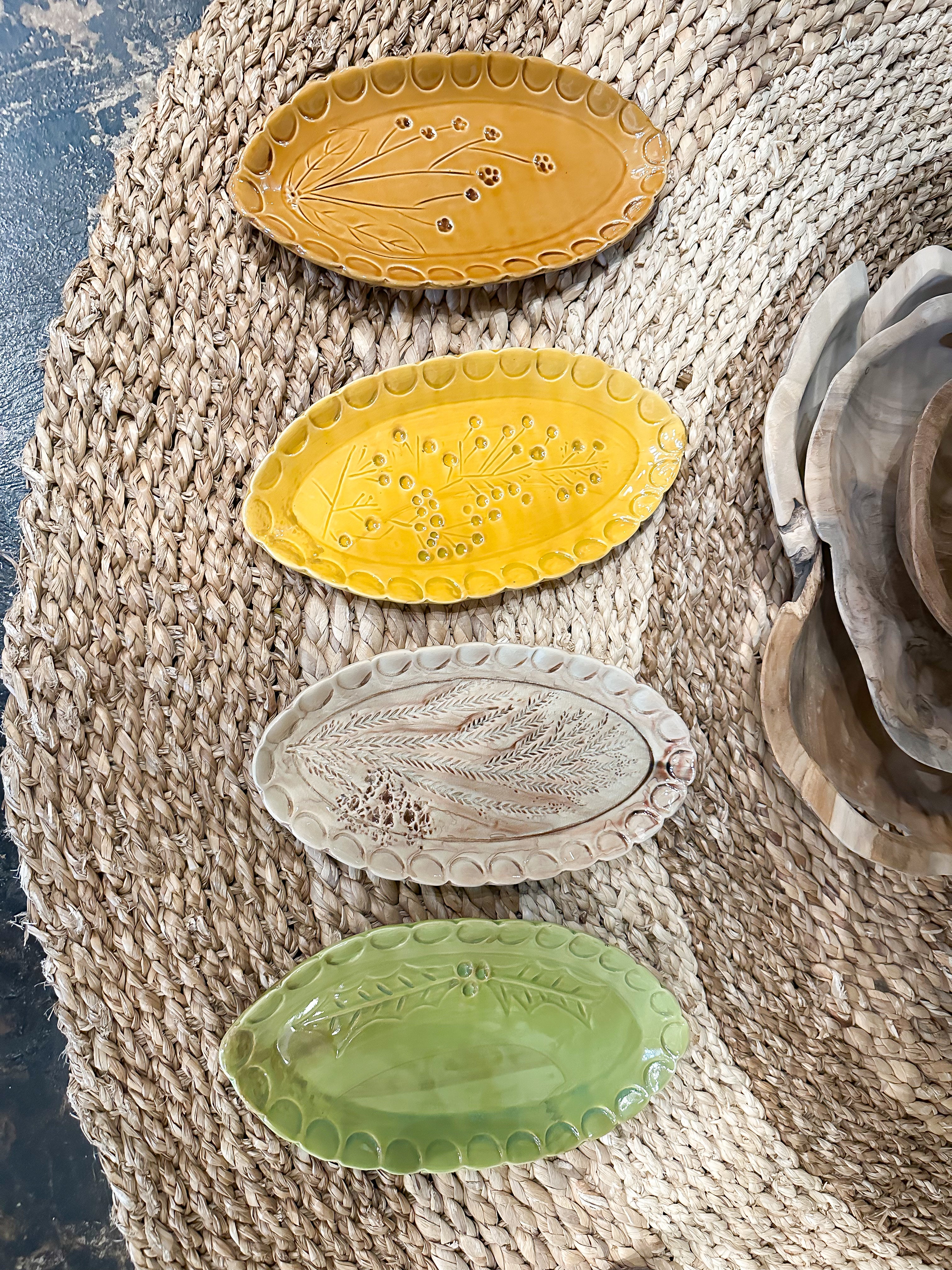 Debossed Oval Stoneware Scalloped Plates